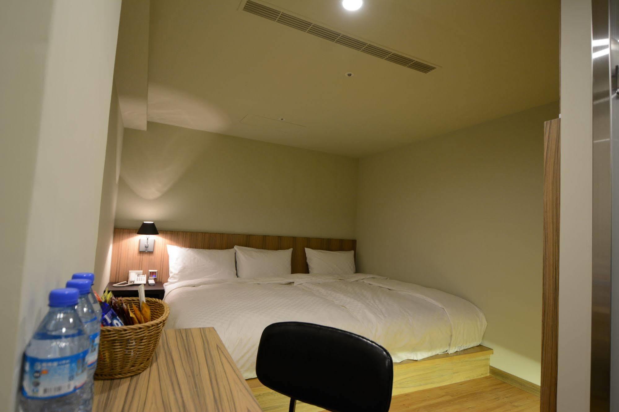 Smile Inn - Taipei Main Station Экстерьер фото